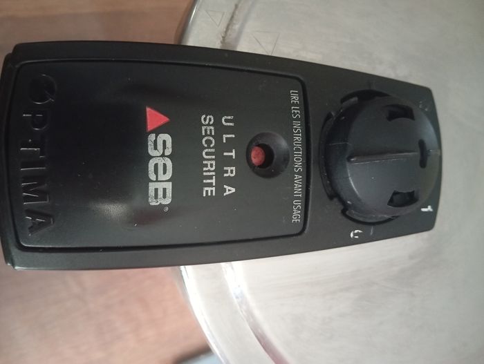 Cocotte Seb grande capacité très peu utilisée - photo numéro 2