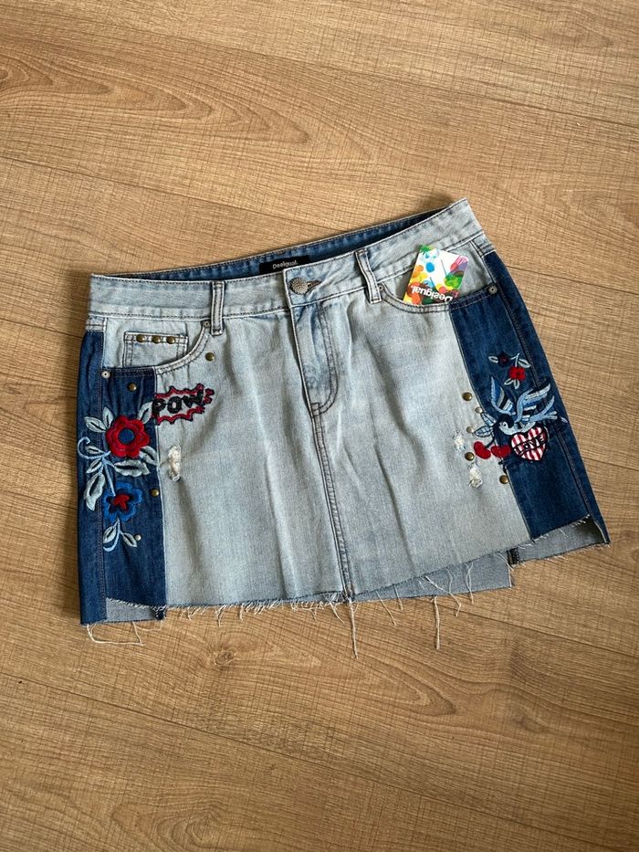Jupe en jean neuve avec broderies Desigual taille 34 (taille très grand) - photo numéro 7