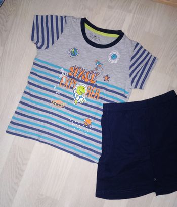 Pyjashort gris chiné clair et bleu marine motif espace U Essentiel 
T. 6 ans