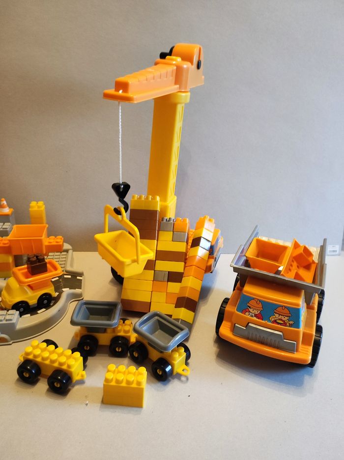 Chantier avec grue, camion et briques - photo numéro 3