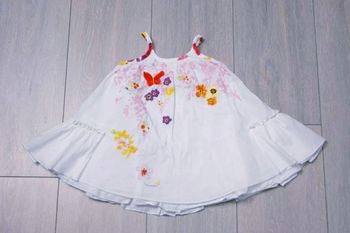 Robe blanche avec motif fleur/papillon. 18 mois fille. Marque Catimini