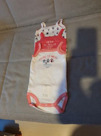 Lot de 3 bodies Absorba fines bretelles taille 9 mois neuf avec étiquettes