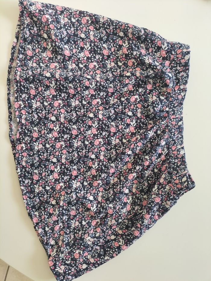 Jupe bleu marine et fleurs rose