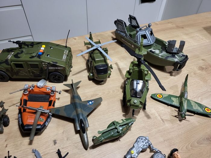 Lot figurines véhicules armes et accessoires militaires - photo numéro 4