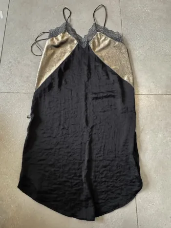 Nuisette Zara, taille S, bon état mais un accroc sur un coté