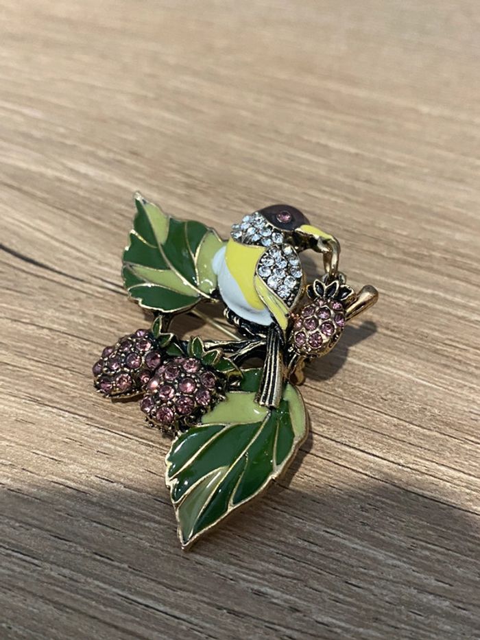 Broche oiseau sur branche rétro