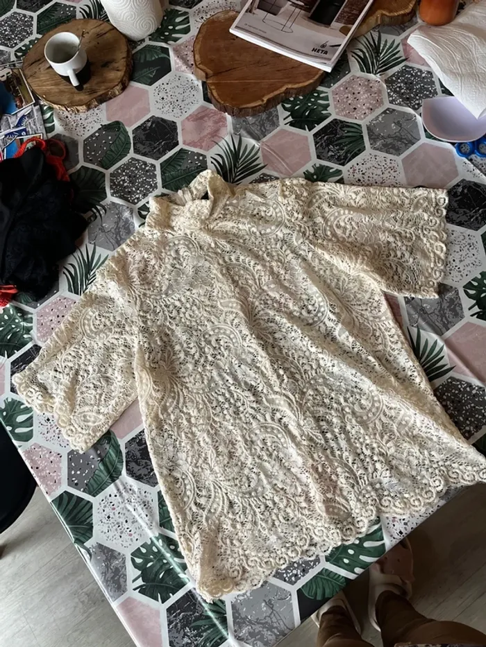 Haut dentelle crème