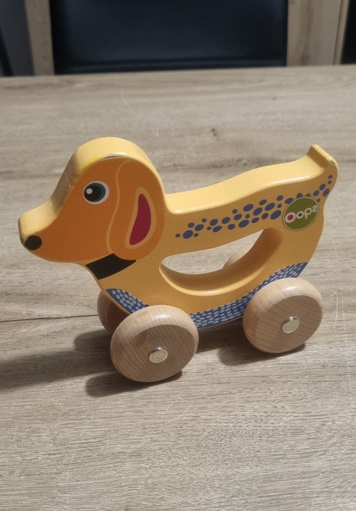 Chien en bois à rouler Oops
