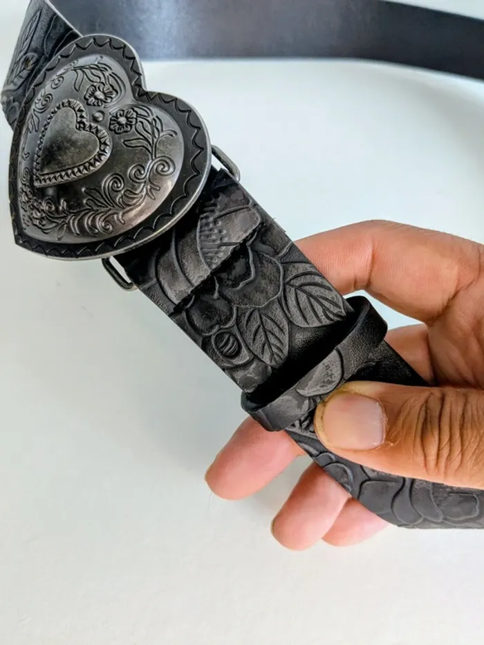 🖤 Ceinture noire à motifs en relief & boucle cœur argentée 🖤 - photo numéro 5