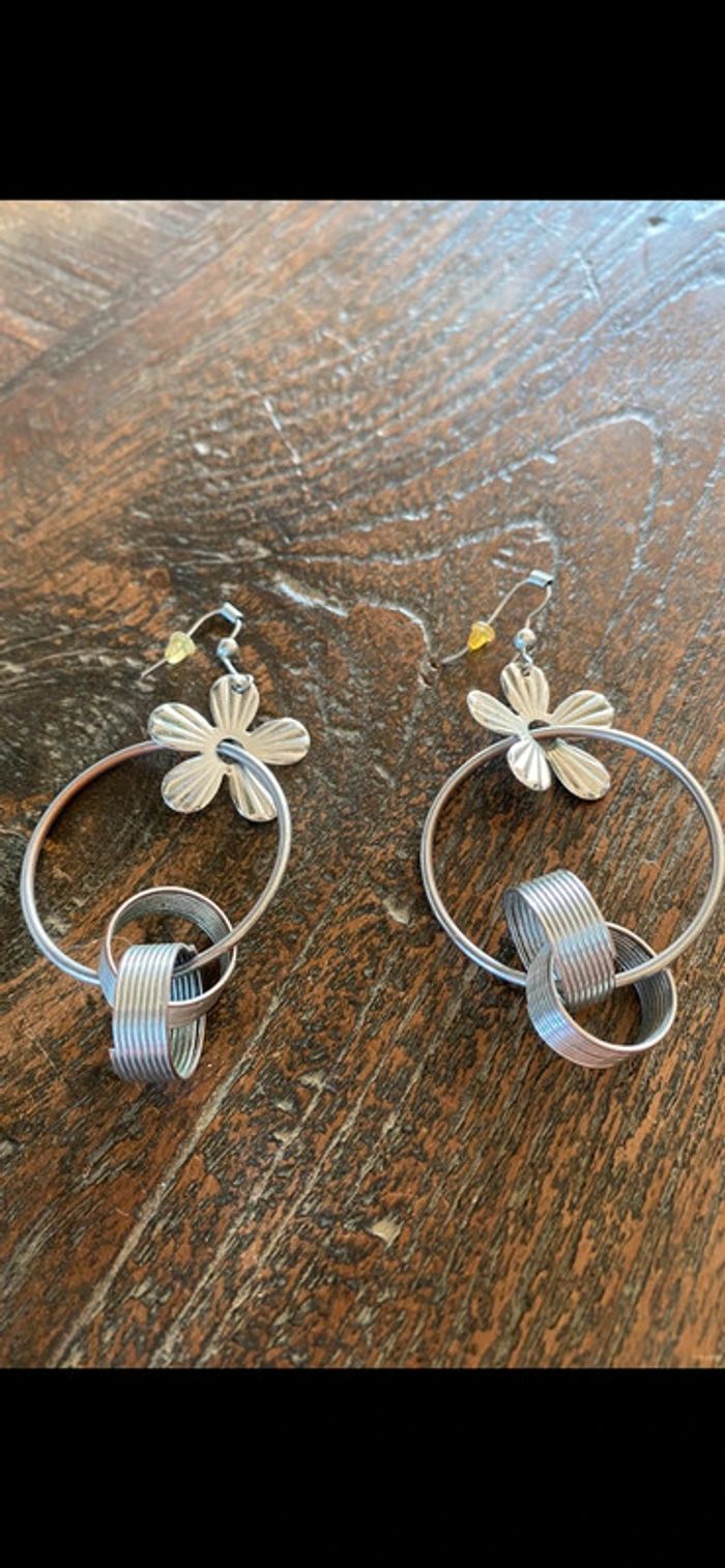 Magnifiques boucles d’oreilles anneaux , perles et fleurs - photo numéro 2