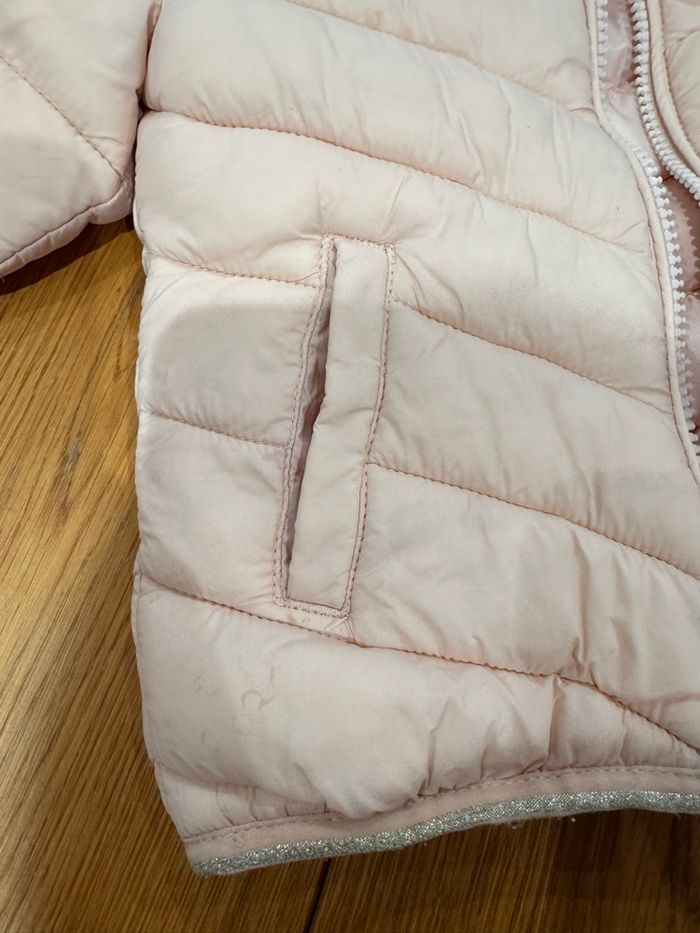 Doudoune / manteau / parka bébé fille à capuche rose pale et lisere argenté - photo numéro 2