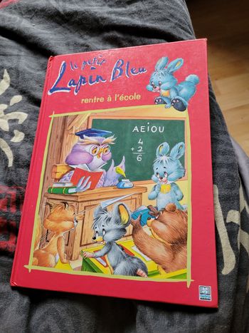 Le petit lapin bleu rentre à l ecole