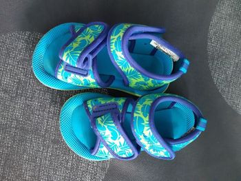 Sandales bleues et roses