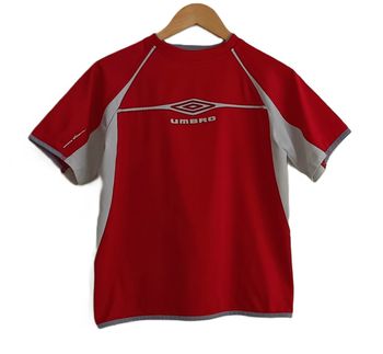 T shirt rouge et gris. Umbro. Taille 12 - 13 ans