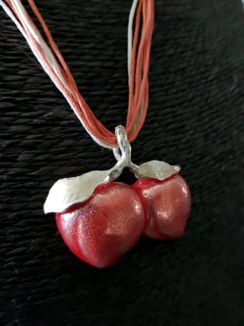 Collier cerise neuf