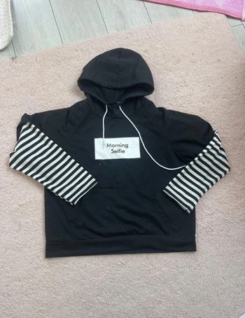 Sweat à capuche noir avec message