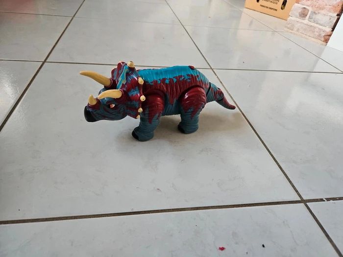 Figurine dinosaure AB Q