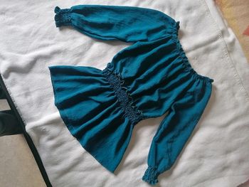 T-shirt bleu roi épaule dénudé