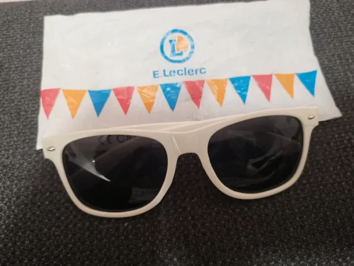 paire de lunettes de soleil leclerc