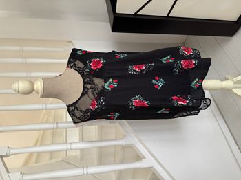 Blouse Guess noire et fleurs rouges avec dentelle