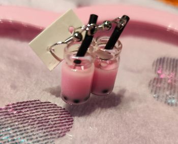 Verres de smoothie fraise en résine en boucles d'oreilles