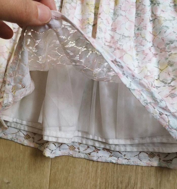 Robe dentelle doublée sans manches fille multicolore pastel taille 4/5 ans Primark - photo numéro 3