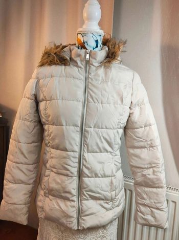 Doudoune LH  beige,  capuche  fourrée,  chaleur et  style  garantis  (T36)