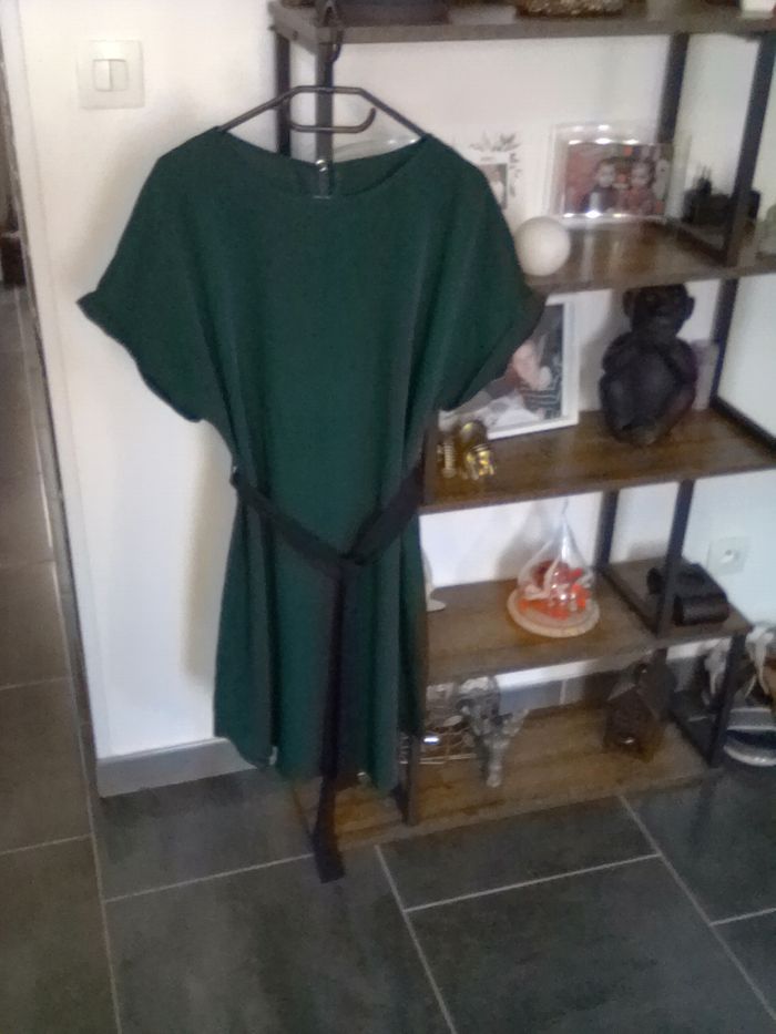 Robe verte taille 40 avec ceinture