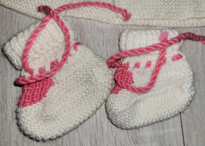 Veste et chaussettes bébé naissance - photo numéro 2
