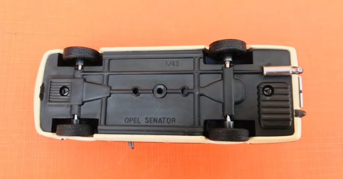 Voiture miniature Opel Senator Taxi - photo numéro 5