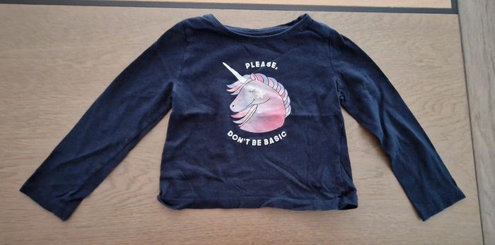 Tee shirt bleu marine licorne 3 ans en bon etat