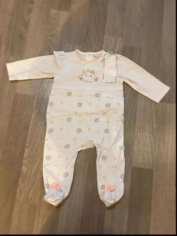 Très jolie pyjama les aristochats taille 6 mois neuf