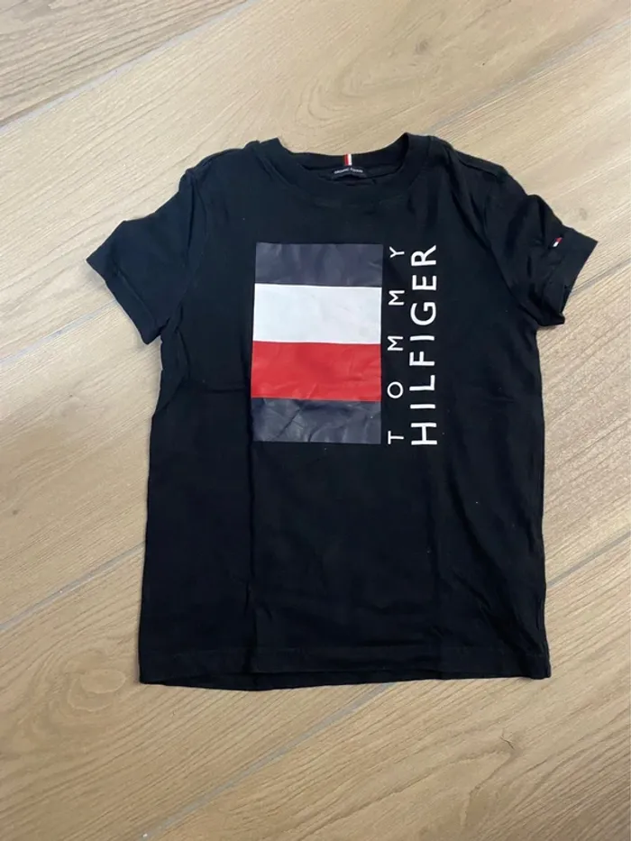 T shirt neuf tommy Hilfiger 7 ans