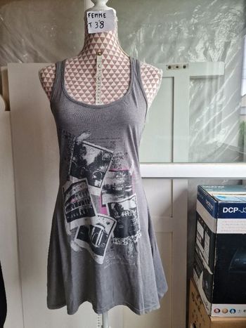 Robe, grise, à motif gris &rose, en très très bon état, en coton & polyester, longueur 78cm