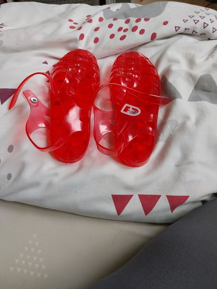 Chaussure méduse rouge transparente taille 33