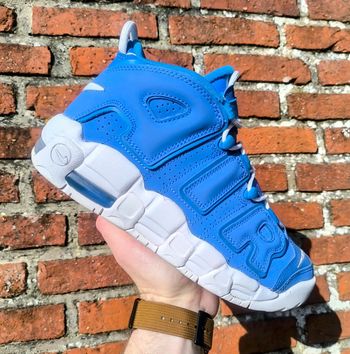 Baskets Nike uptempo battle blue bleu et blanche pointure 40 très bon état