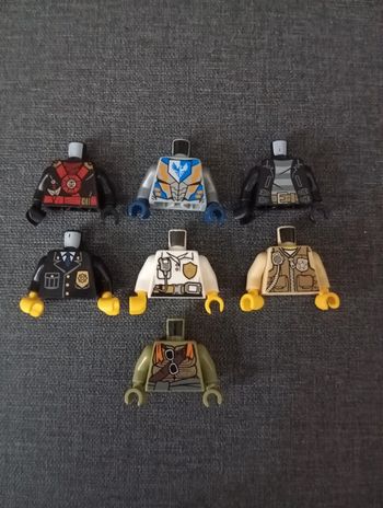 7 torse figurines lego
