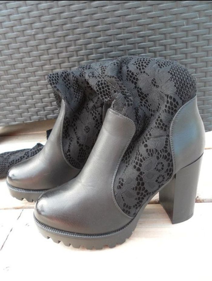 Bottes noires à talon et dentelle