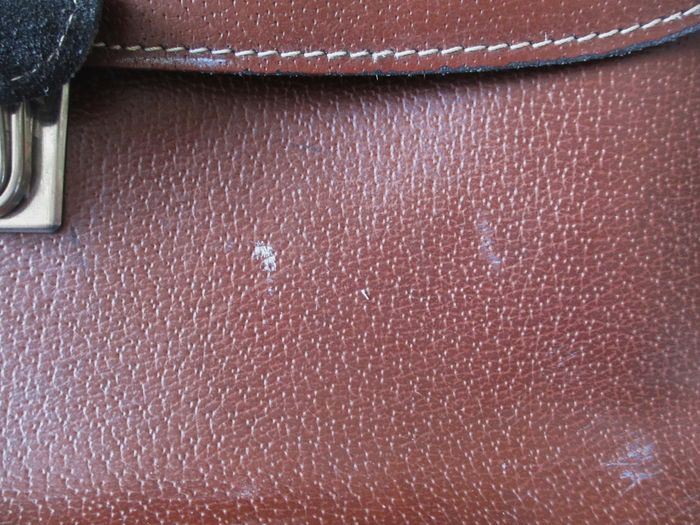 Sacoche marron Grain Pécari en croûte de cuir de vache avec poignée de transport - photo numéro 7