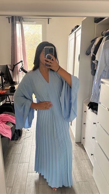 Robe bleue plissée style Dubaï