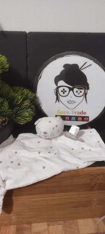 Doudou Lulu castagnette Gemo Ours plat blanc 4 noeuds etoiles roses gris blanc