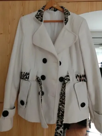 Manteau blanc avec ceinture