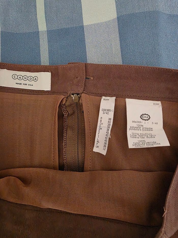 Jupe, marron, en excellent état, en polyester, fermeture dos par zip& bouton, largeur de taille 35cm, longueur 82cm, marque C&A=8€ - photo numéro 6
