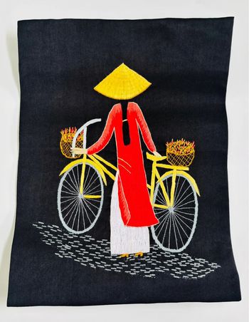 Broderie Vietnamienne (vêtement rouge) sur fond noir