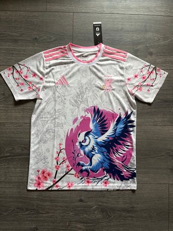 Maillot de football Japon taille M tout neuf avec étiquette jamais porté couleur rose blanc 