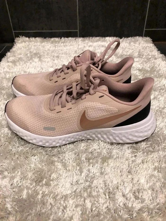 Baskets Nike révolution Taille 36,5 - photo numéro 5