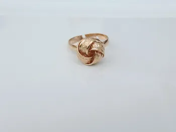 Bague dorée en acier inoxydable – design nœud tendance