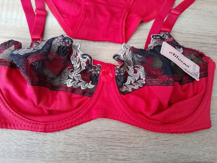 soutien gorge dentelle rouge noire doré 100D + culotte XL - photo numéro 3