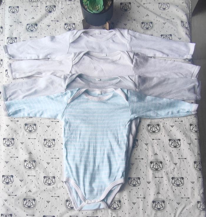 Lot de bodies ML taille 12 mois
