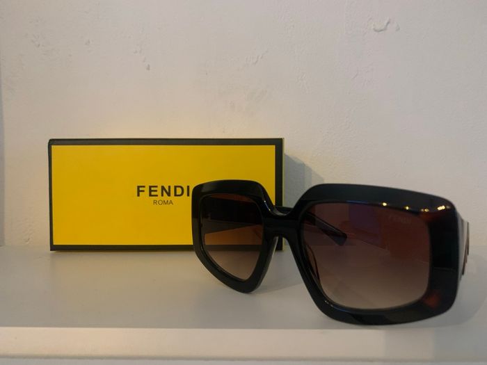 Lunette de soleil Fendi - photo numéro 2